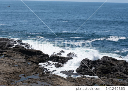 洶湧的波濤拍打著岩石的景象(神奈川縣三浦市城島海岸) 洶湧的波濤拍打著岩石的景象(神奈川縣三浦市城島海岸) 141249863