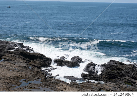 A scene of rough waves crashing against the rocks (Jogashima Coast, Miura City, Kanagawa Prefecture) A scene of rough waves crashing against the rocks (Jogashima Coast, Miura City, Kanagawa Prefecture) 141249864