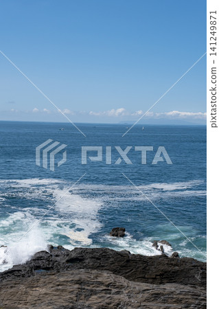 洶湧的波濤拍打著岩石的景象(神奈川縣三浦市城島海岸) 洶湧的波濤拍打著岩石的景象(神奈川縣三浦市城島海岸) 141249871
