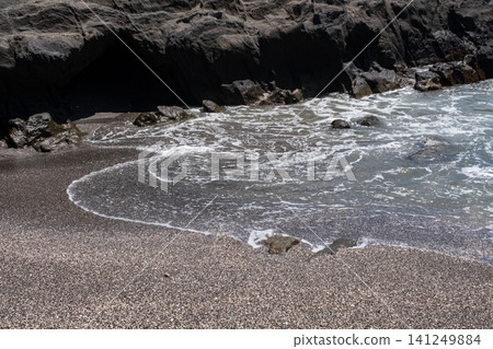 海浪拍打著神奈川縣城島公園的岩石海岸 海浪拍打著神奈川縣城島公園的岩石海岸 141249884