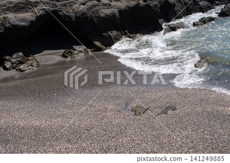 海浪拍打著神奈川縣城島公園的岩石海岸 海浪拍打著神奈川縣城島公園的岩石海岸 141249885