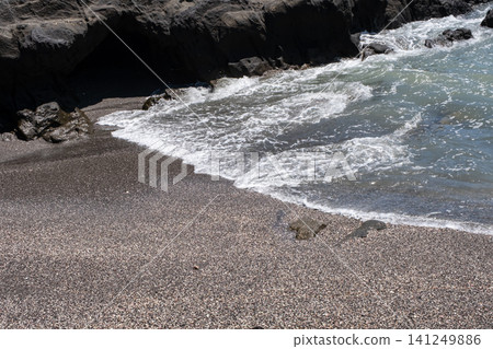 海浪拍打著神奈川縣城島公園的岩石海岸 海浪拍打著神奈川縣城島公園的岩石海岸 141249886