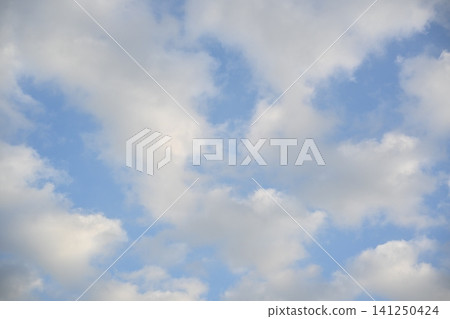 與許多雲彩的春天藍天 141250424