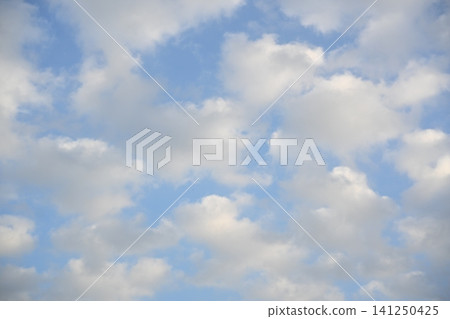 漂浮在藍天上的雲彩 漂浮在藍天上的雲彩 141250425