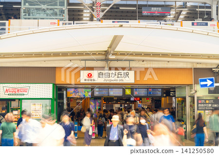 Tokyu Toyoko Line, Jiyugaoka Station 141250580