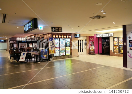 A scene from the gourmet area inside New Chitose Airport. A scene from the gourmet area inside New Chitose Airport. 141250712