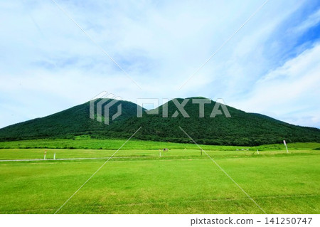 這是一張美麗的風景照片,拍攝於島根縣小田市大山沖國立公園內的三座山西之原。 這是一張美麗的風景照片,拍攝於島根縣小田市大山沖國立公園內的三座山西之原。 141250747