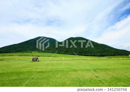 這是一張美麗的風景照片,拍攝於島根縣小田市大山沖國立公園內的三座山西之原。 這是一張美麗的風景照片,拍攝於島根縣小田市大山沖國立公園內的三座山西之原。 141250748