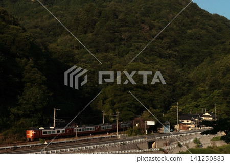 A 273 series train, the Limited Express Yakumo, speeds along the Hakubi Line at dusk, offering a beautiful, miniature-garden-like landscape. (Photographed on June 18, 2026) A 273 series train, the Limited Express Yakumo, speeds along the Hakubi Line at dusk, offering a beautiful, miniature-garden-like landscape. (Photographed on June 18, 2026) 141250883