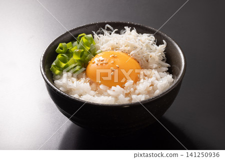 雞蛋蓋飯(配煮銀魚) 雞蛋蓋飯(配煮銀魚) 141250936