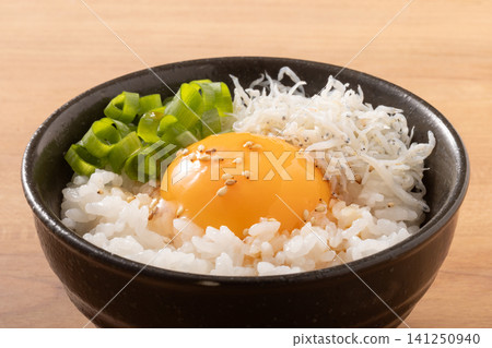 Egg over rice (with boiled whitebait) 141250940