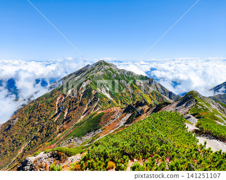 秋季徒步攀登哈里諾基山和蓮華山(從哈里諾基山頂眺望蓮華山) 秋季徒步攀登哈里諾基山和蓮華山(從哈里諾基山頂眺望蓮華山) 141251107
