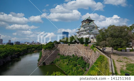 從大阪城公園眺望大阪城 從大阪城公園眺望大阪城 141251368