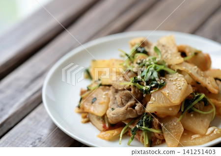 豬肉泡菜炒白蘿蔔和豌豆苗；炒蔬菜 141251403