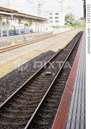 The railway tracks extending from the station platform and the railway scenery with a sense of perspective. The railway tracks extending from the station platform and the railway scenery with a sense of perspective. 141251521