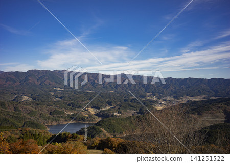 Late autumn mountain scenery around Lake Agigawa in Gifu Prefecture Late autumn mountain scenery around Lake Agigawa in Gifu Prefecture 141251522
