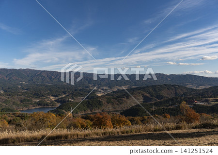 Late autumn mountain scenery around Lake Agigawa in Gifu Prefecture Late autumn mountain scenery around Lake Agigawa in Gifu Prefecture 141251524