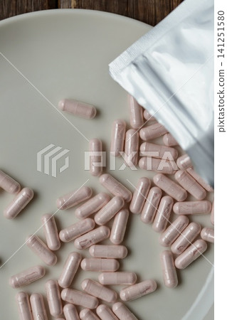 已開封的袋子和膠囊,內含卡姆果粉(維生素補充劑) 已開封的袋子和膠囊,內含卡姆果粉(維生素補充劑) 141251580