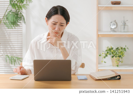 一位四十多歲的女子雙手抱頭。 一位四十多歲的女子雙手抱頭。 141251943