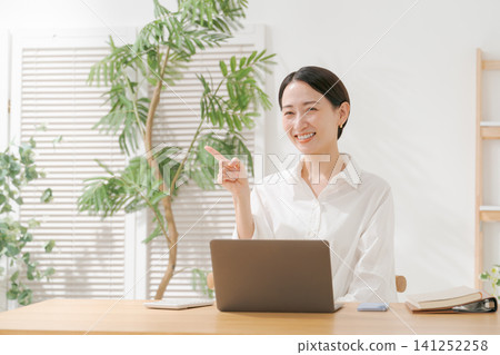 一位中年婦女豎起大拇指。 一位中年婦女豎起大拇指。 141252258