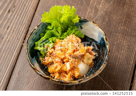 自製馬鈴薯沙拉-居酒屋(日本酒吧)的必備菜餚。 自製馬鈴薯沙拉-居酒屋(日本酒吧)的必備菜餚。 141252515