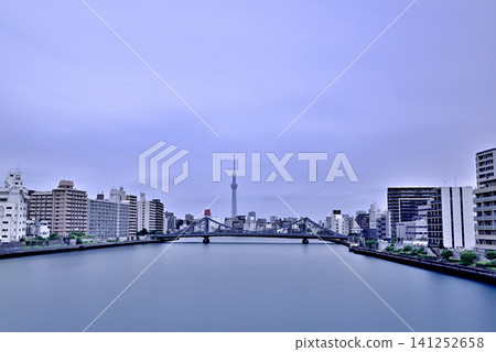 從隅田川大橋越過清洲大橋拍攝的東京晴空塔長曝光照片。 141252658