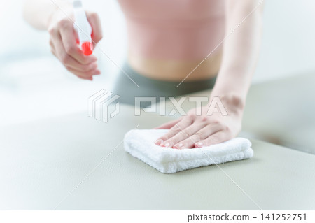 一名女子正在清潔普拉提器材。 一名女子正在清潔普拉提器材。 141252751