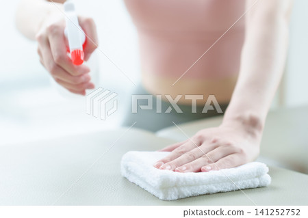 一名女子正在清潔普拉提器材。 一名女子正在清潔普拉提器材。 141252752