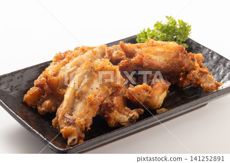 Deep-fried chicken back ribs (with black pepper) Deep-fried chicken back ribs (with black pepper) 141252891