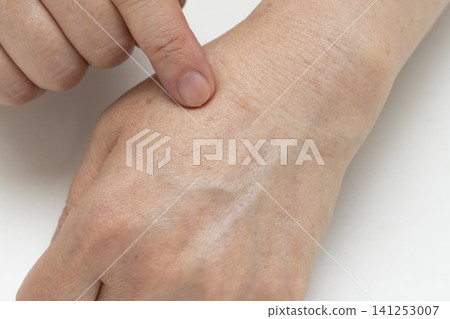 Senior women's hand Senior women's hand 141253007