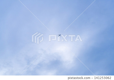 客機在多雲的天空中飛行 141253062