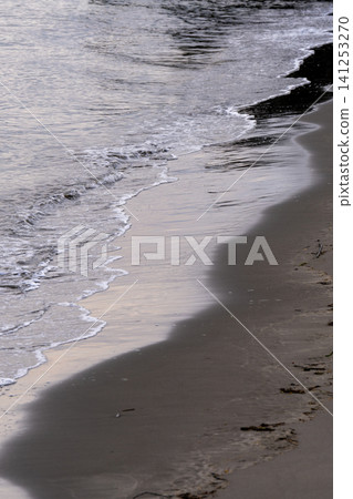 海浪邊的沙灘 海浪邊的沙灘 141253270