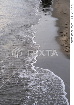 海浪邊的沙灘 海浪邊的沙灘 141253271