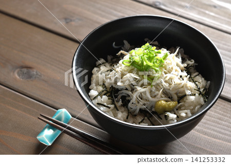 Pot-fried shiitake on rice Pot-fried shiitake on rice 141253332