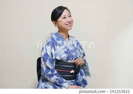 身穿浴衣、繫著黑色腰帶和腰帶扣環的老婦人。 141253622