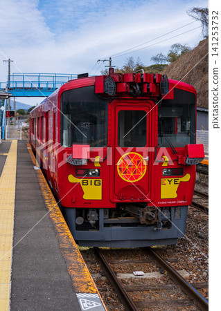 JR九州的多功能巡檢列車「BIG EYE」停靠在長崎本線的大草站。 JR九州的多功能巡檢列車「BIG EYE」停靠在長崎本線的大草站。 141253732