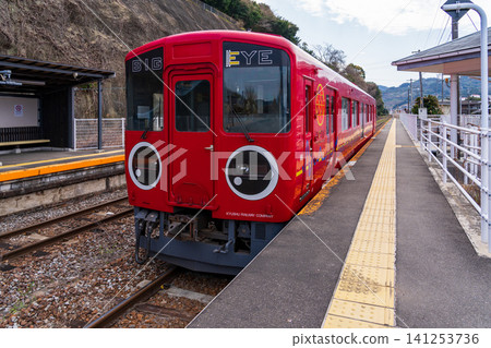 JR九州的多功能巡檢列車「BIG EYE」停靠在長崎本線的大草站。 JR九州的多功能巡檢列車「BIG EYE」停靠在長崎本線的大草站。 141253736