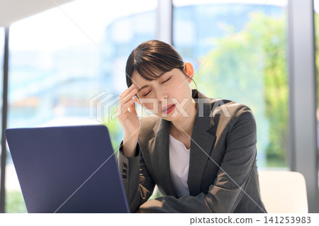 女企業家在電腦工作上遇到困難 141253983