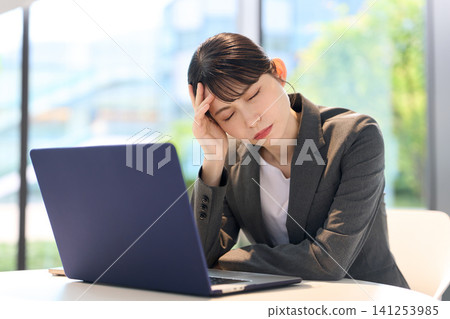 女企業家在電腦工作上遇到困難 141253985