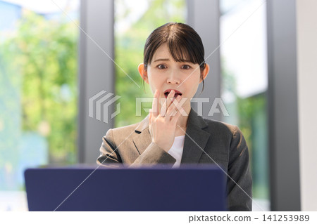 Businesswomen are surprised by computer work. Businesswomen are surprised by computer work. 141253989