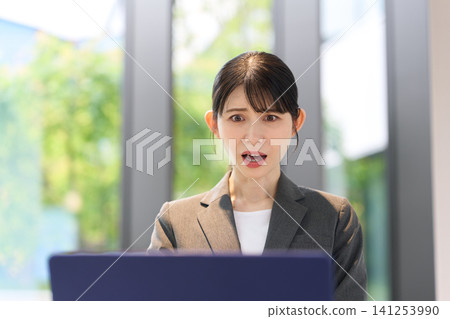 Businesswomen are surprised by computer work. 141253990