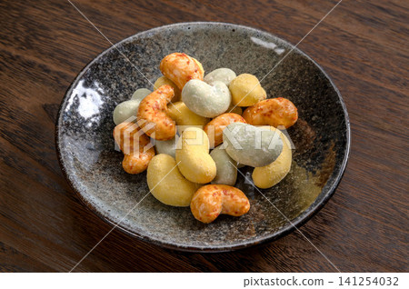 Flavored cashew nut snack 141254032