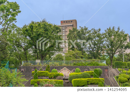 中央大學後樂園校區外觀，前景是綿延的力線公園 [東京都文京區春日市] 141254095