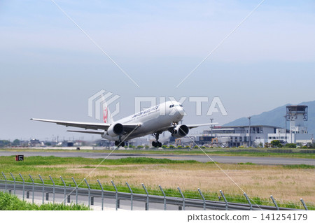 一架波音767客機從出雲緣結機場全速起飛，身後留下一道熱浪：島根縣出雲市（晴） 141254179