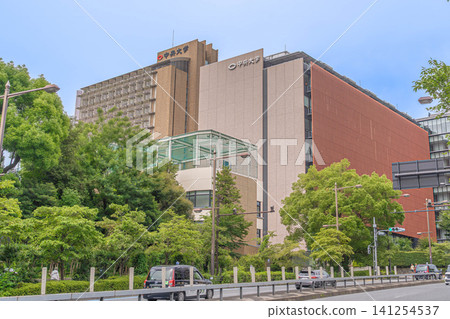 中央大學後樂園校區的建築群和前景行駛的日本計程車 [東京都文京區春日市] 141254537