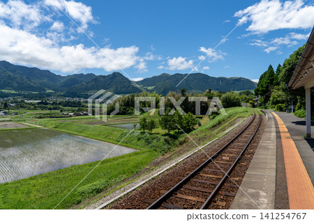 從南阿蘇鐵道阿蘇下田城站的月台上可以欣賞到阿蘇山脈和鄉村景色。 從南阿蘇鐵道阿蘇下田城站的月台上可以欣賞到阿蘇山脈和鄉村景色。 141254767