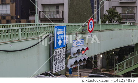 指示公車專用道和天橋的道路標誌 指示公車專用道和天橋的道路標誌 141254859