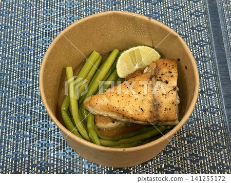 Grilled White Fish with Green Beans and Lime in Takeaway Bowl 141255172
