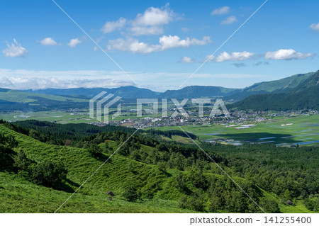 From the Yunoura Observatory, you can see the townscape of Aso Uchimaki and the vast rural landscape below. 141255400