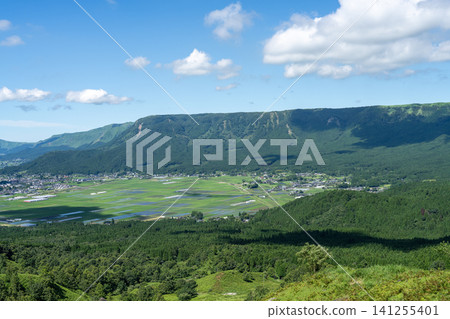 從阿蘇湯浦停車場可以看到火山口外緣令人敬畏的懸崖和鬱鬱蔥蔥的綠色植物。 從阿蘇湯浦停車場可以看到火山口外緣令人敬畏的懸崖和鬱鬱蔥蔥的綠色植物。 141255401